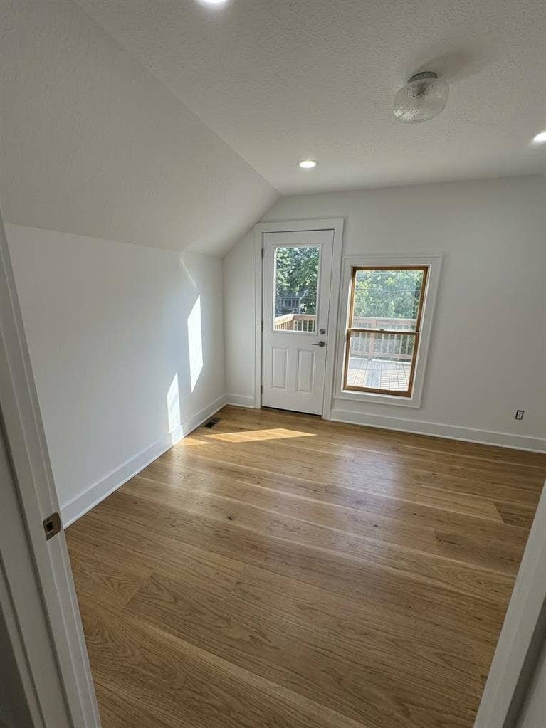 4 renovated rooms in Mpls duplex!