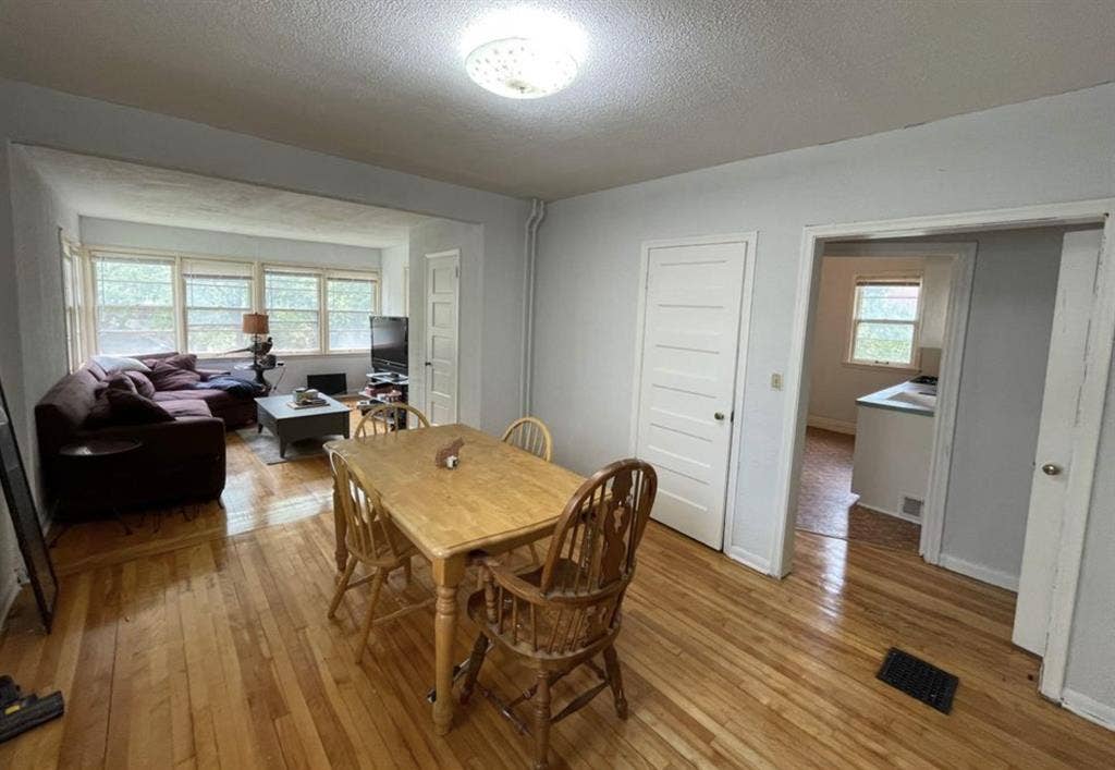 4 renovated rooms in Mpls duplex!