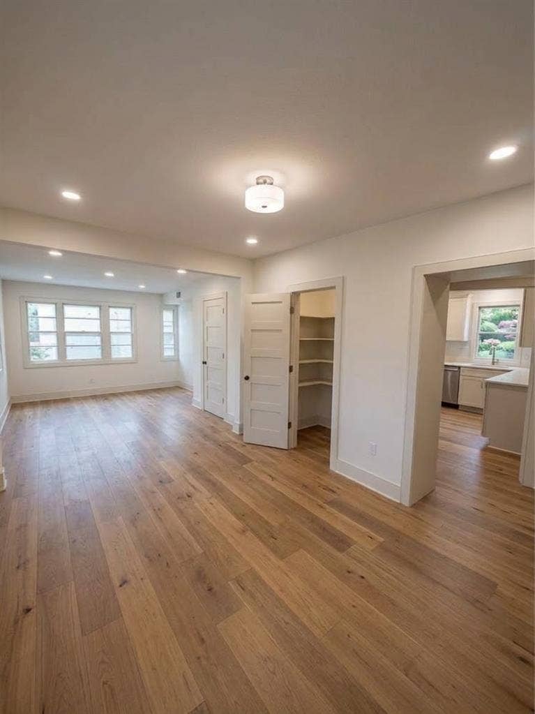 4 renovated rooms in Mpls duplex!