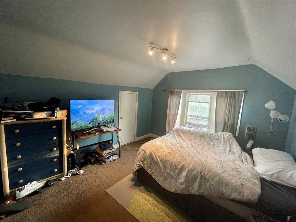 4 renovated rooms in Mpls duplex!