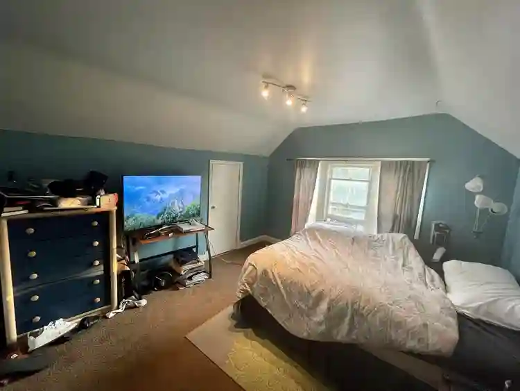 4 renovated rooms in Mpls duplex!