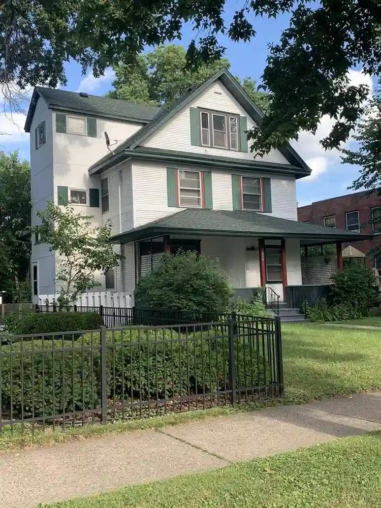 4 renovated rooms in Mpls duplex!