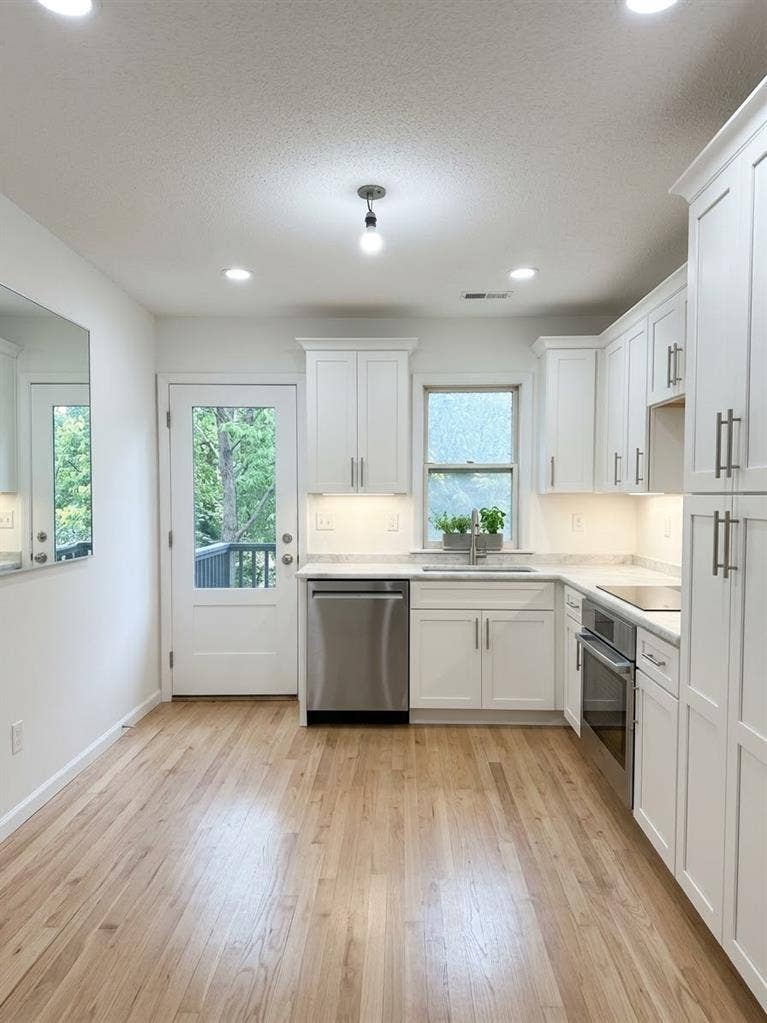 4 renovated rooms in Mpls duplex!