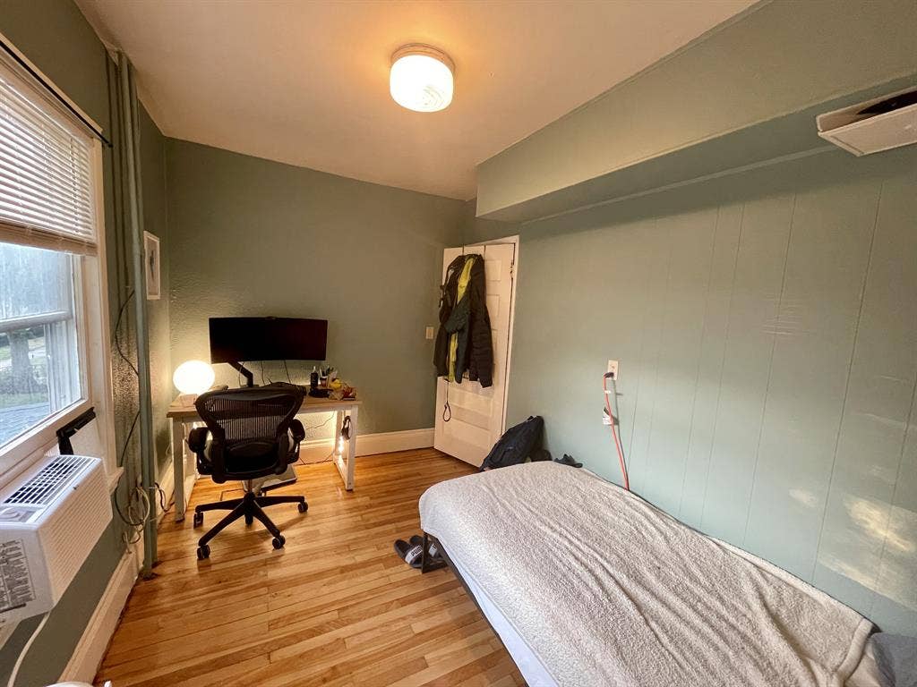 4 renovated rooms in Mpls duplex!