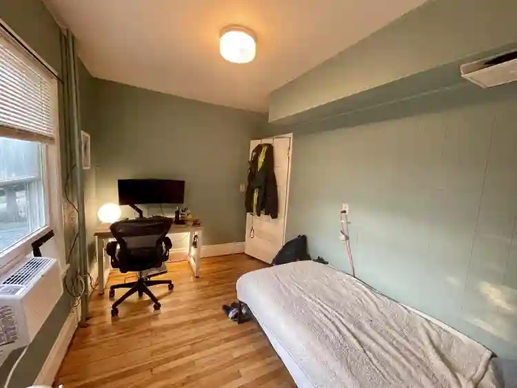 4 renovated rooms in Mpls duplex!
