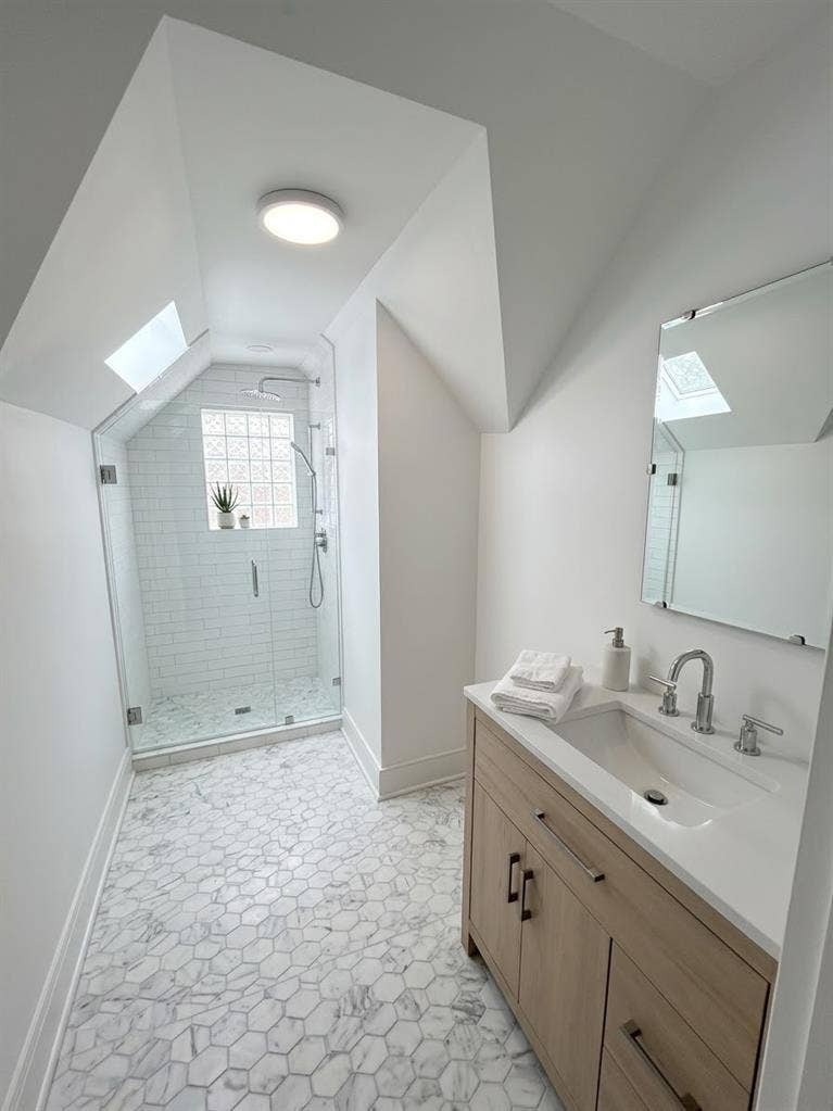 4 renovated rooms in Mpls duplex!