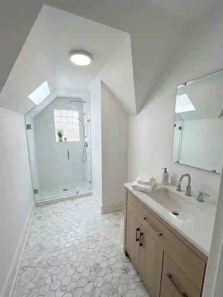 4 renovated rooms in Mpls duplex!