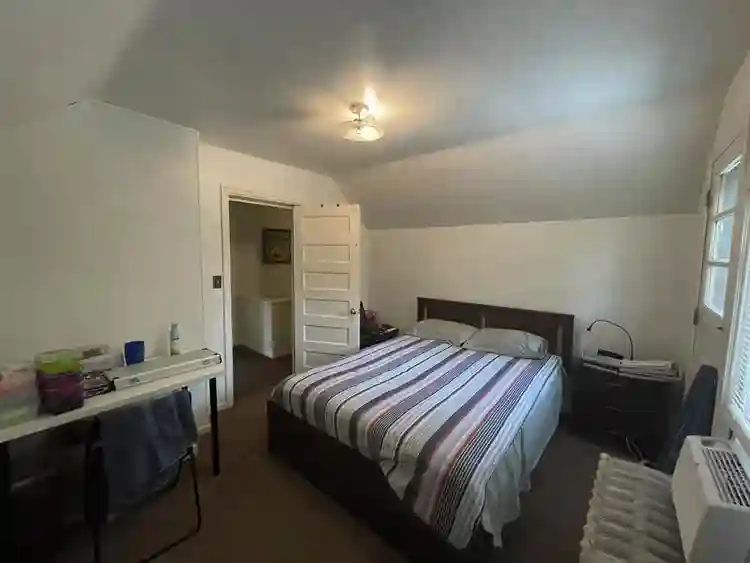 4 renovated rooms in Mpls duplex!
