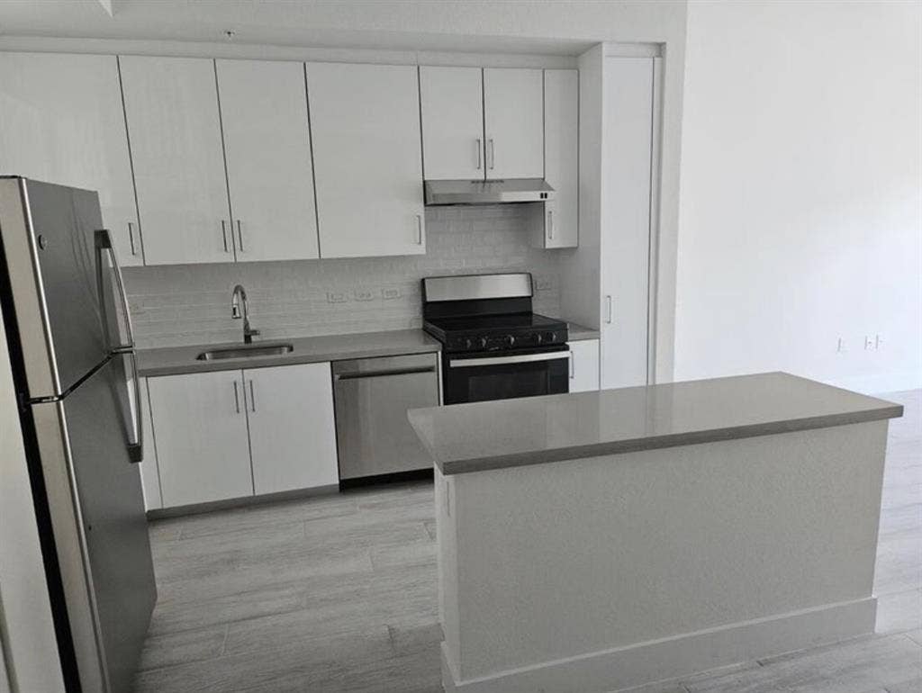 Room for rent w/ hallway bathroom