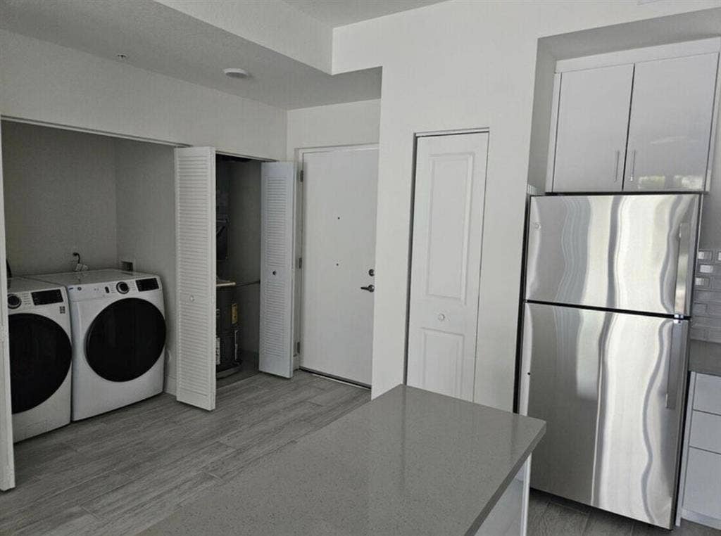Room for rent w/ hallway bathroom