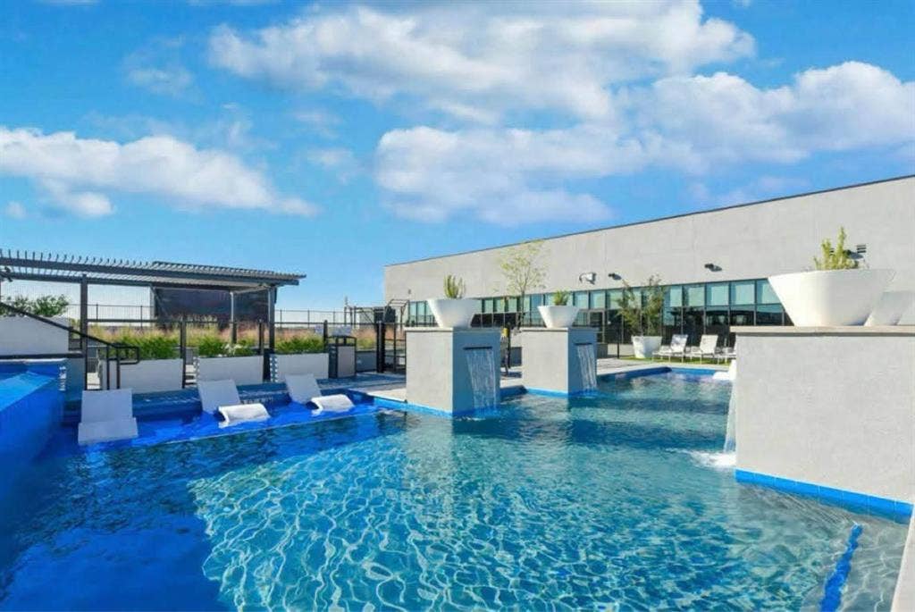 Looking to transfer lease (male)