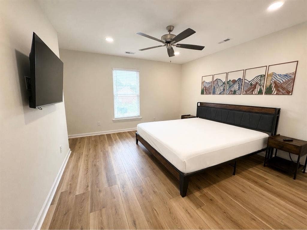 Furnished King Room w/Private Bath