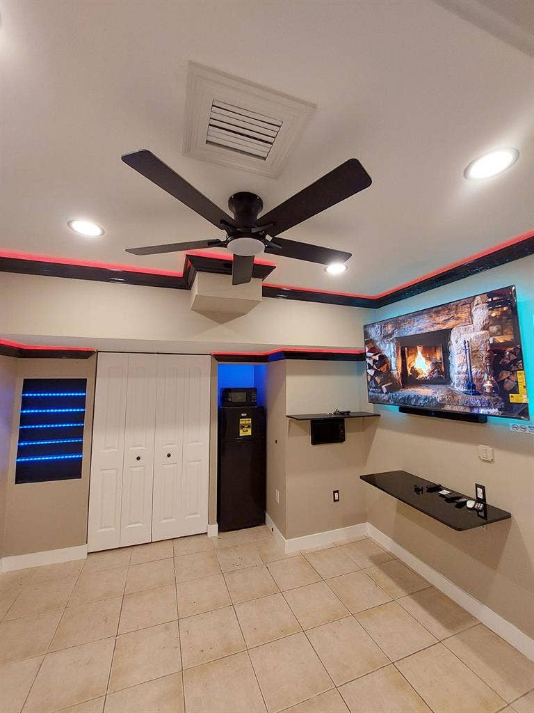 ROOM WITH PRIVATE ENTRANCE & BATH