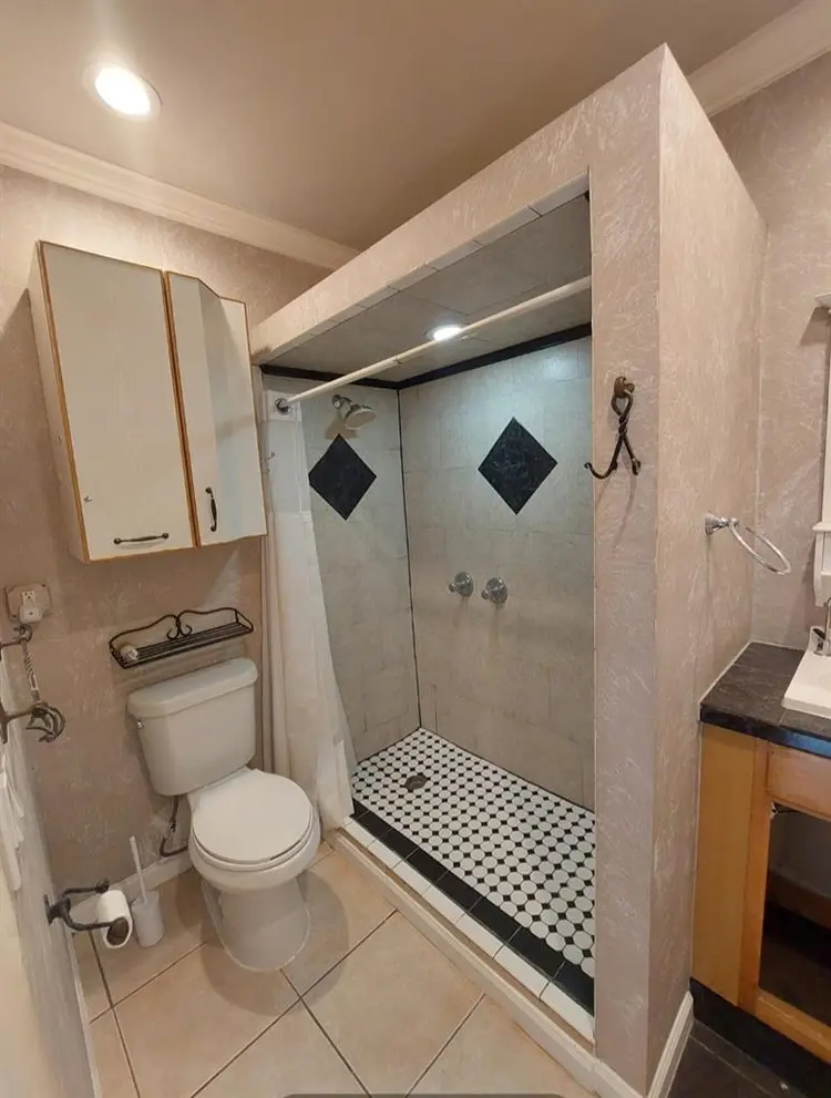 ROOM WITH PRIVATE ENTRANCE & BATH