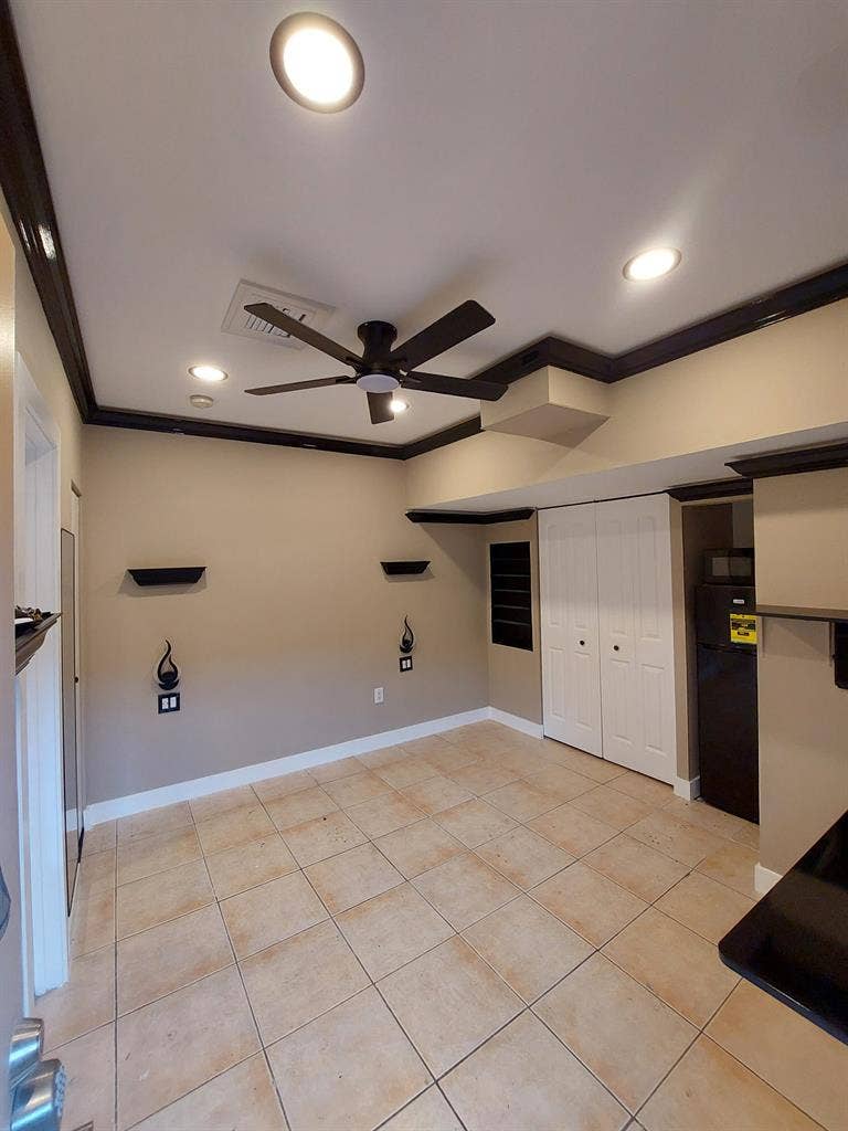 ROOM WITH PRIVATE ENTRANCE & BATH