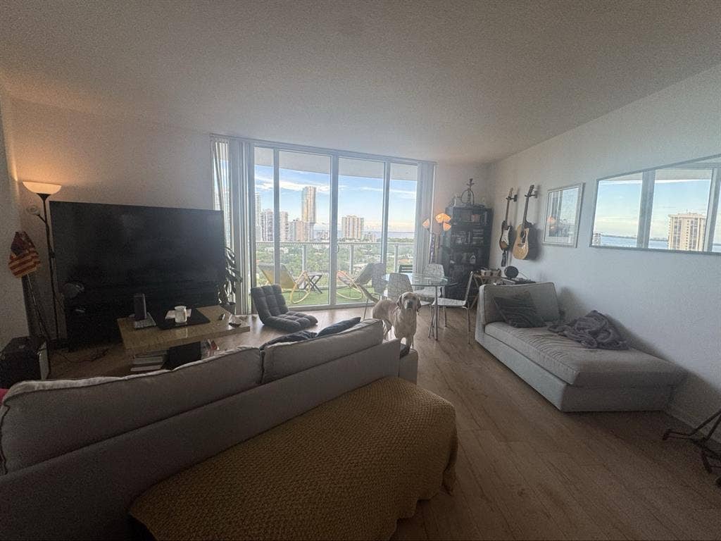 Spacious private room in Brickell