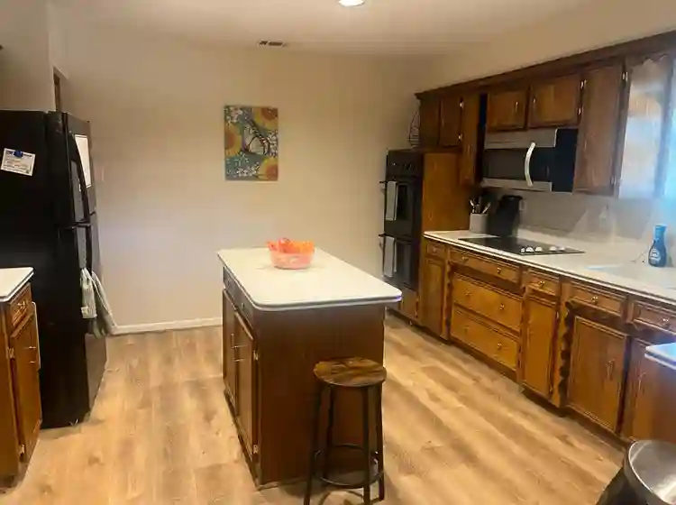600 USD Furnished, Ut. Included