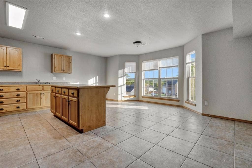 Private Room Available in West Faye