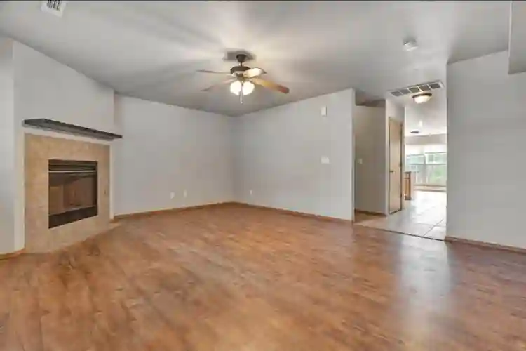 Private Room Available in West Faye