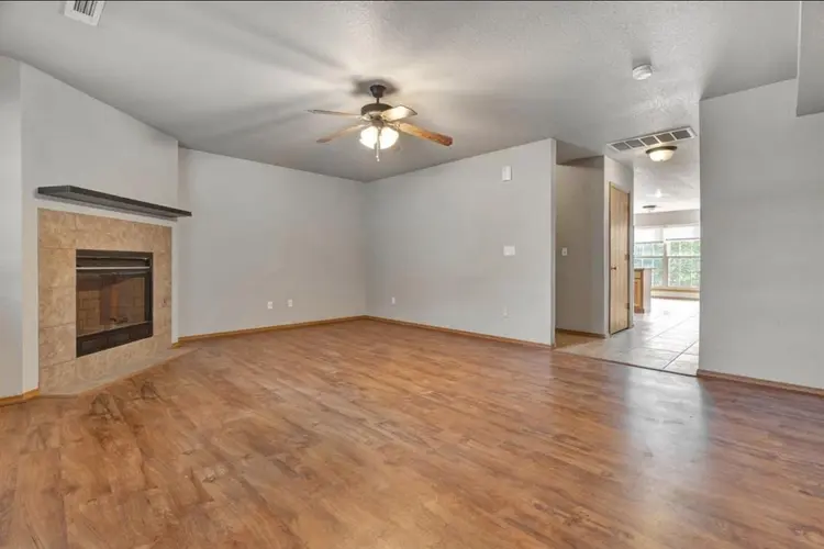 Private Room Available in West Faye
