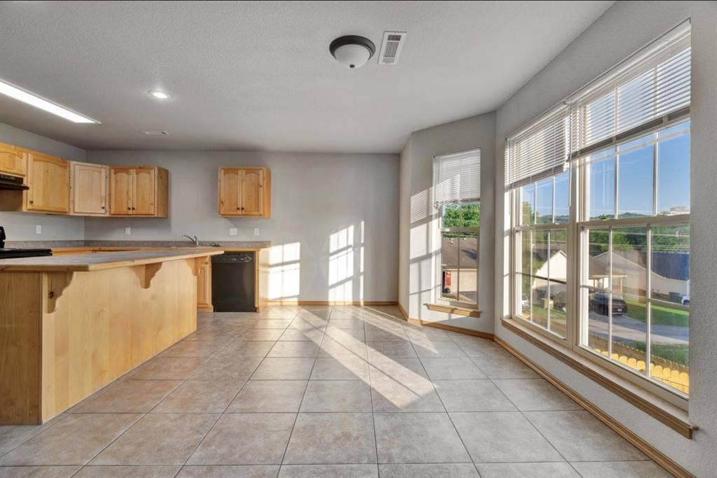 Private Room Available in West Faye