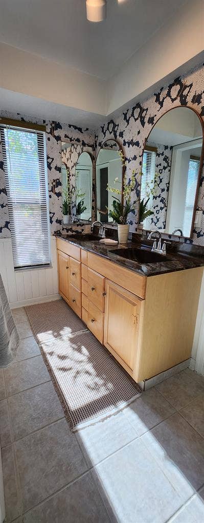 Primary large room with bathroom