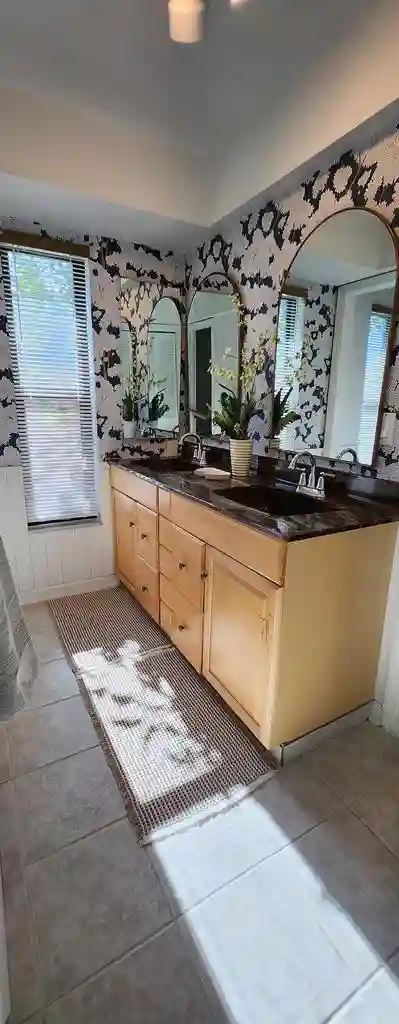 Primary large room with bathroom