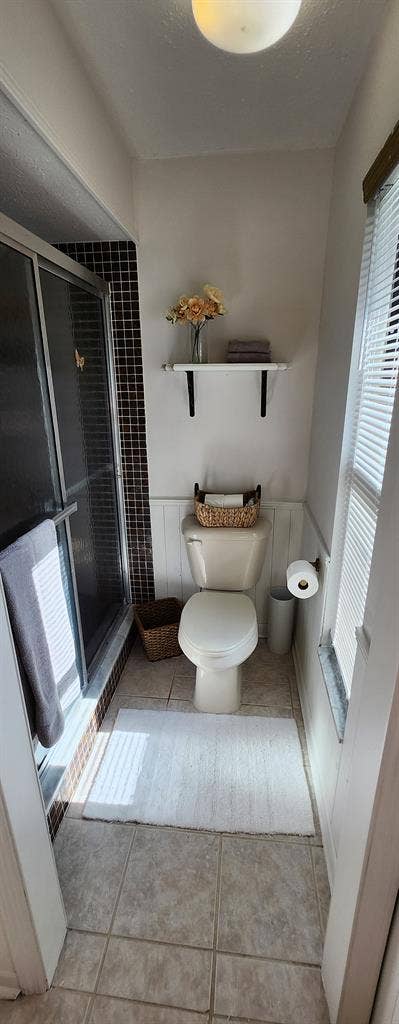 Primary large room with bathroom