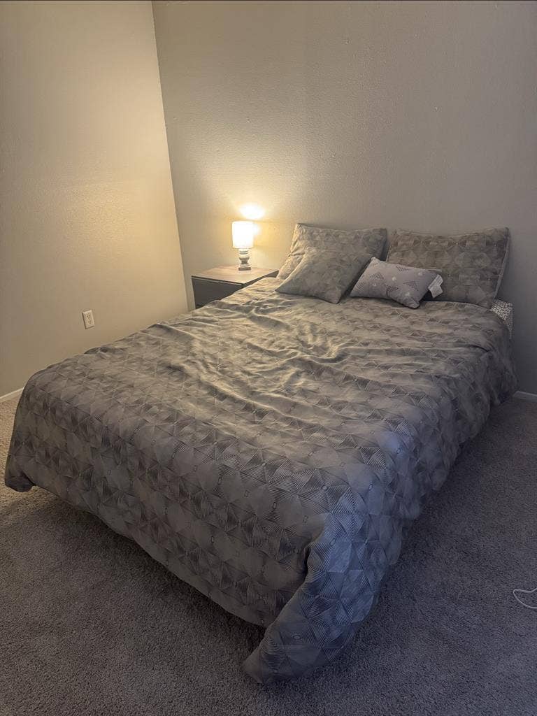 One bedroom with a private bathroom