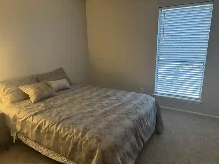 One bedroom with a private bathroom