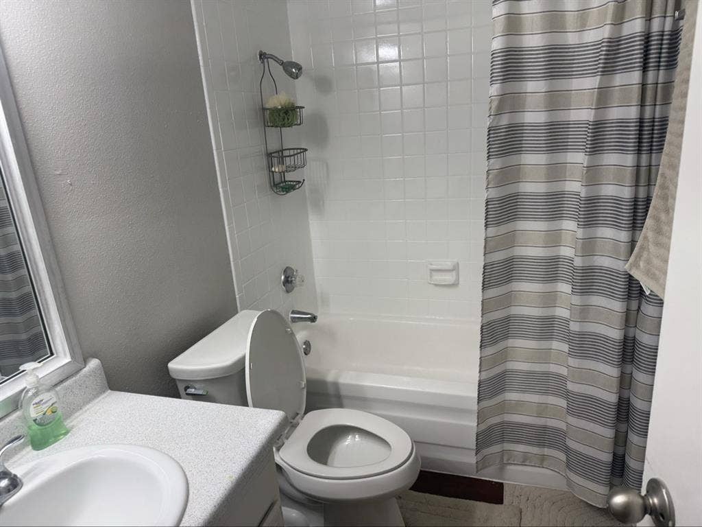 One bedroom with a private bathroom