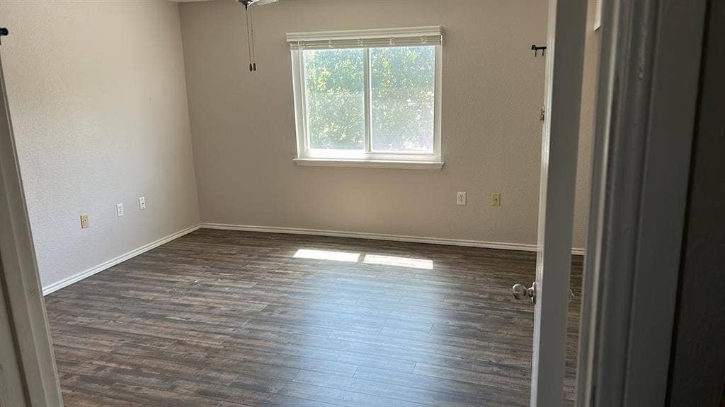 Long term roommate wanted