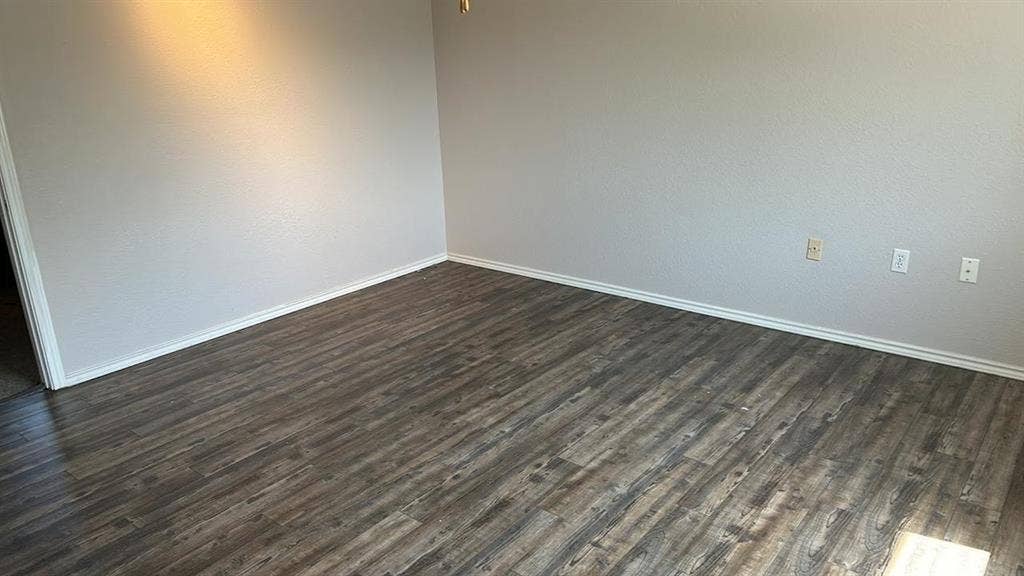 Long term roommate wanted