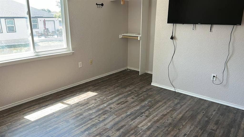 Long term roommate wanted