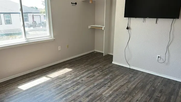 Long term roommate wanted