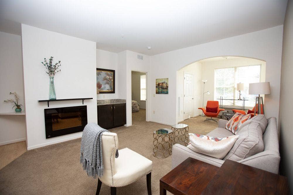 Lease takeover: Luxury 2 bed apt
