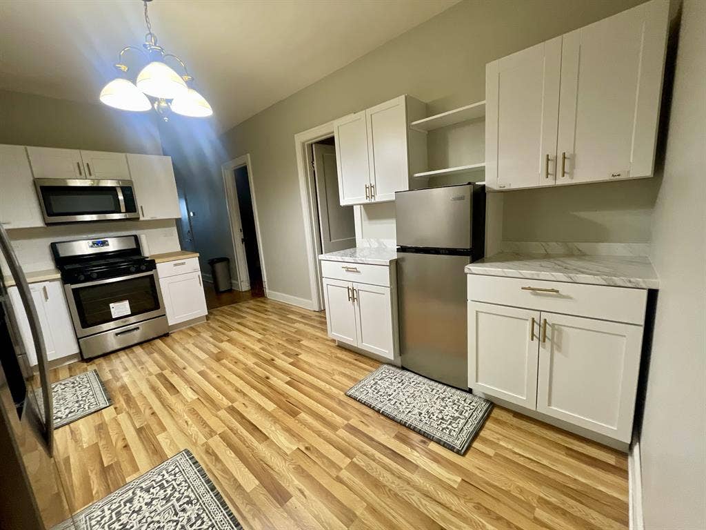 Female Roommates Wanted
