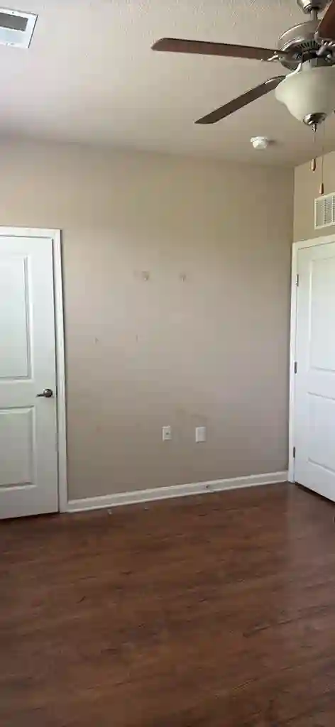 Looking for roommate