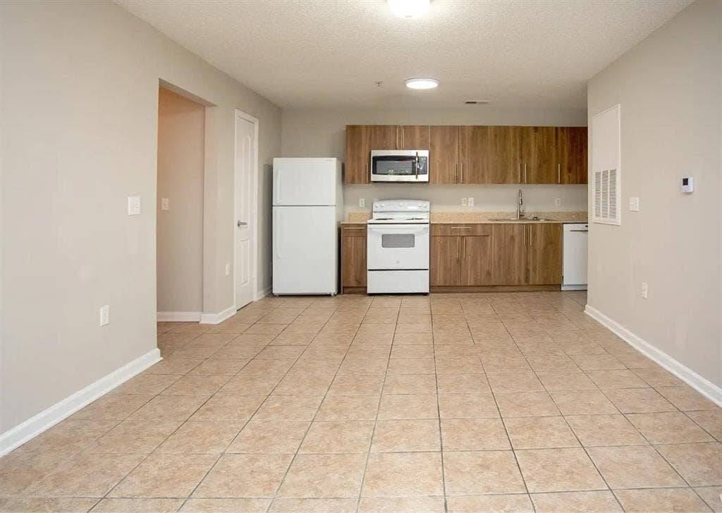 One bed/one bath available in 3/3
