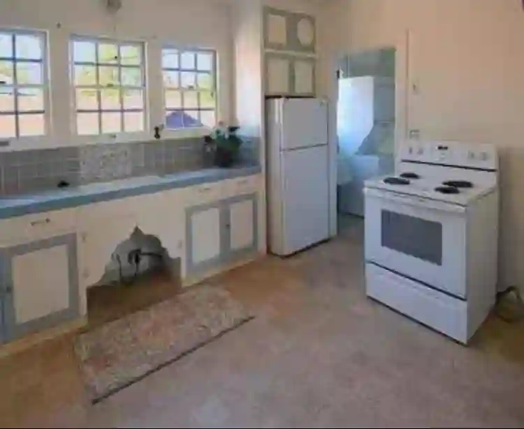 Big Room for rent with vanity.