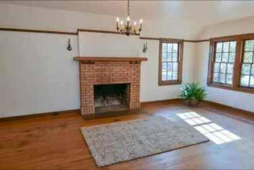 Big Room for rent with vanity.