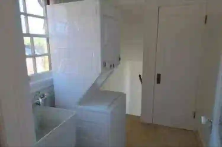 Big Room for rent with vanity.