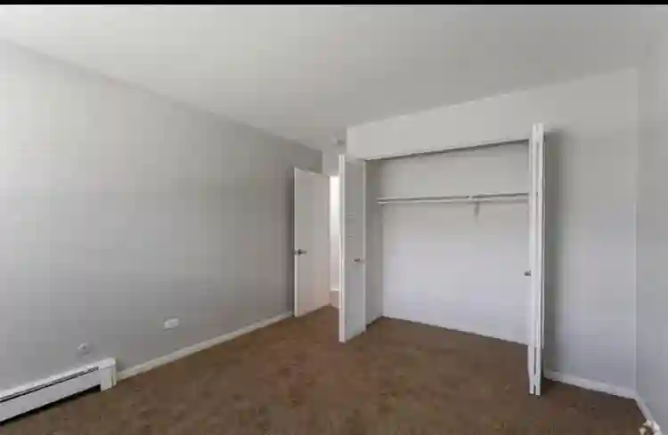 Looking for roomate(West Suburbs)