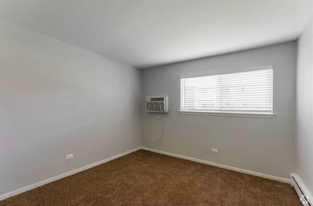 Looking for roomate(West Suburbs)