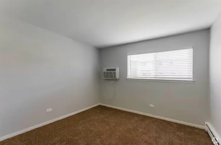 Looking for roomate(West Suburbs)