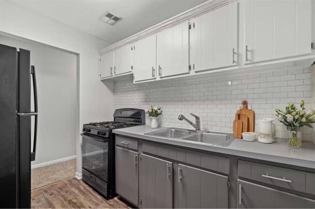Looking for roomate(West Suburbs)