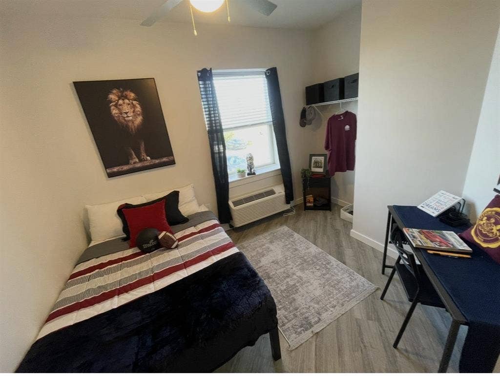 private bedroom/private bathroom