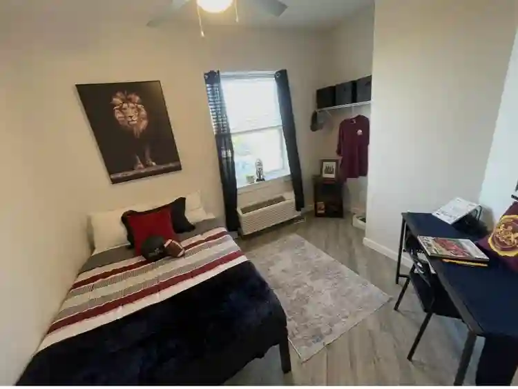 private bedroom/private bathroom