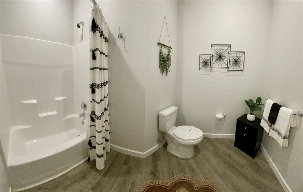 private bedroom/private bathroom