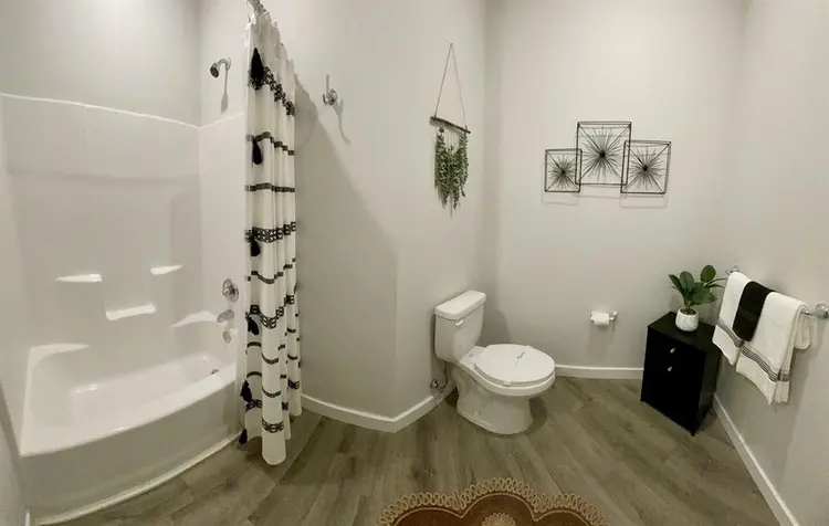 private bedroom/private bathroom